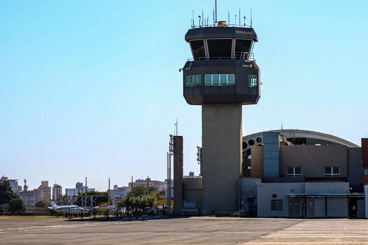 Wieża kontroli lotów